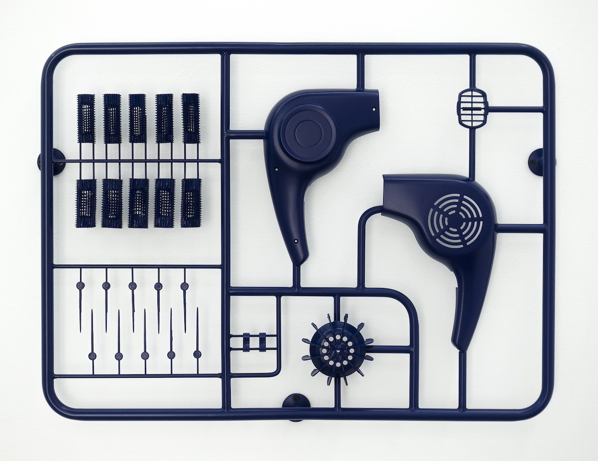 Michael Johansson: Engine Bought Separately - Hugin (Dark Blue) (2019), hair dryer, welded metal frame, spray paint, 66 x 49 x 8 cm. Photo: Michael Johansson.